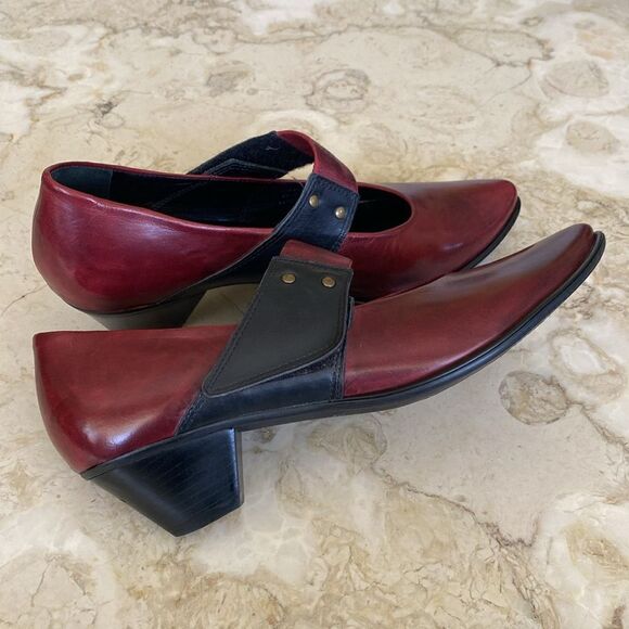 Everybody by BZ Moda Retro Leather Pumps - Picture 9 of 14